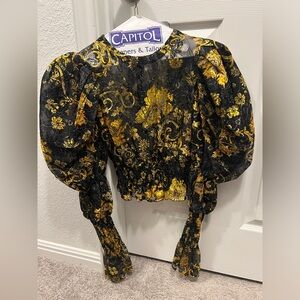 Gently used and dry cleaned Versace Jeans Barocco Women’s puff sleeve top.